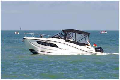 Quicksilver Activ 875 Sundeck